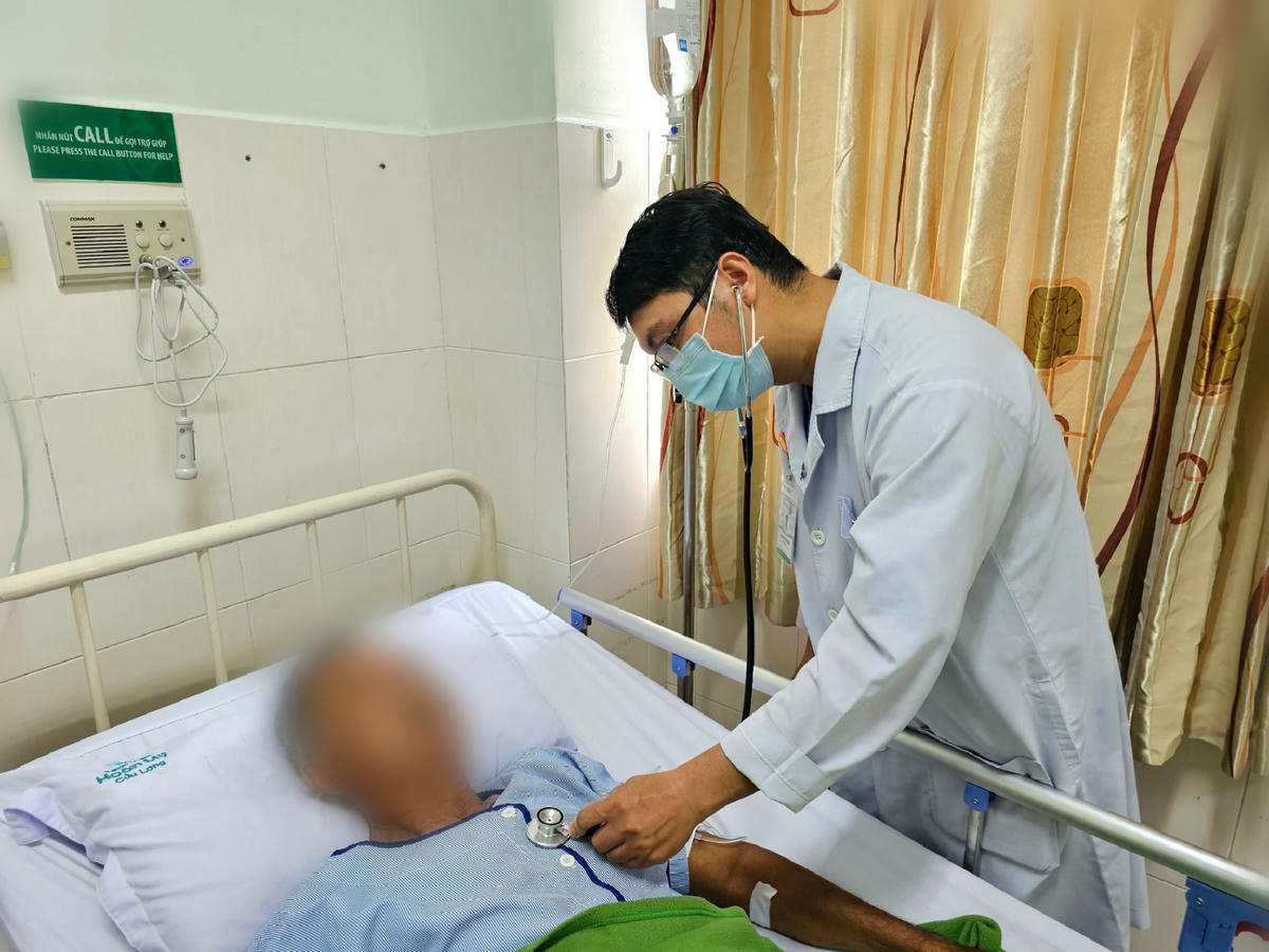Sau 5 ngày điều trị tích cực, người bệnh tỉnh dần, các xét nghiệm chức năng gan thận trở về chỉ số bình thường.