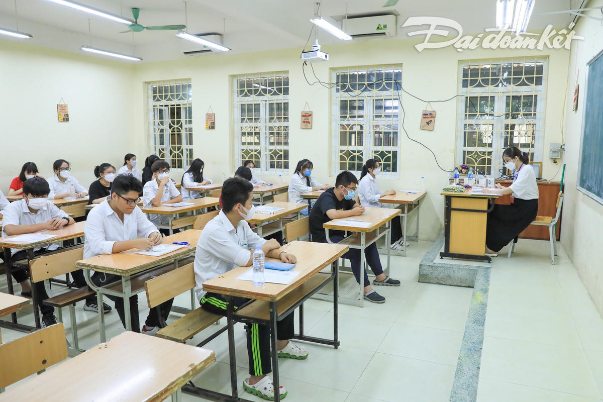 Cán bộ coi thi ghi số báo danh, kiểm tra thông tin cá nhân của thí sinh và phổ biến quy chế thi trước khi thí sinh làm bài thi môn Ngữ văn.