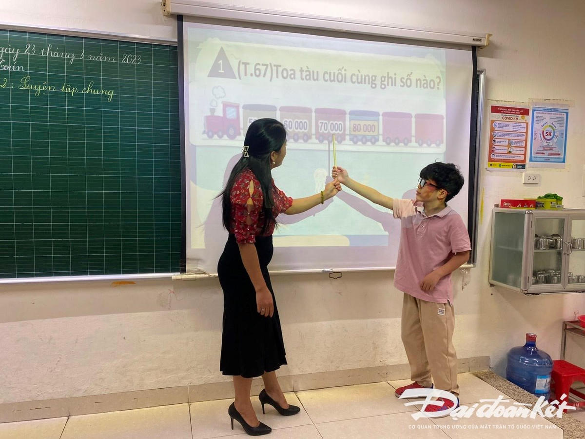 Một giờ học chính khóa của cô và trò Trường Tiểu học Lý Thường Kiệt (Hà Nội). Ảnh: Nguyễn Hoài.