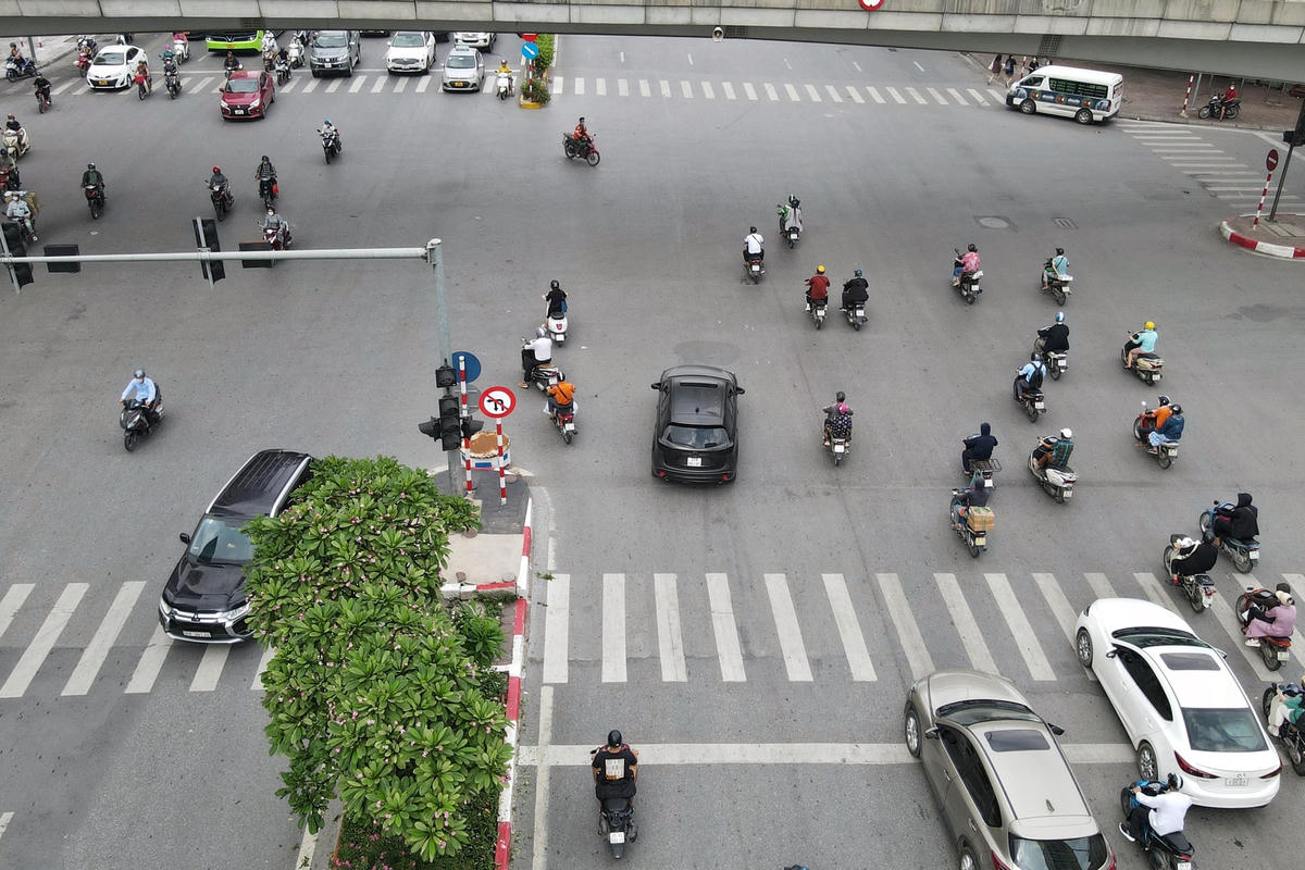 Tuy nhiên, dù có biển cấm rẽ trái nhưng các phương tiện vẫn cố tình vi phạm gây mất ATGT.