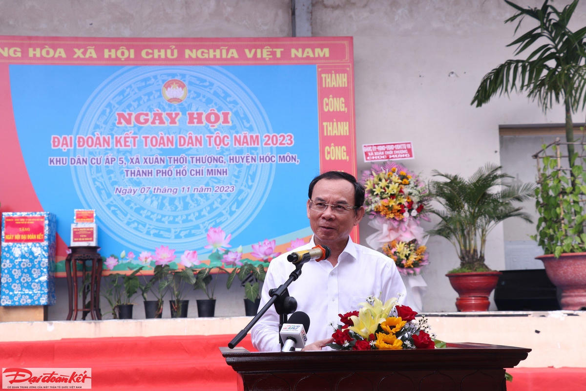 Ông Nguyễn Văn Nên, Ủy viên Bộ Chính trị, Bí thư Thành ủy TP HCM phát biểu tại Ngày hội đại đoàn kết toàn dân tộc năm 2023 Khu dân cư ấp 5, xã Xuân Thới Thượng, huyện Hóc Môn.