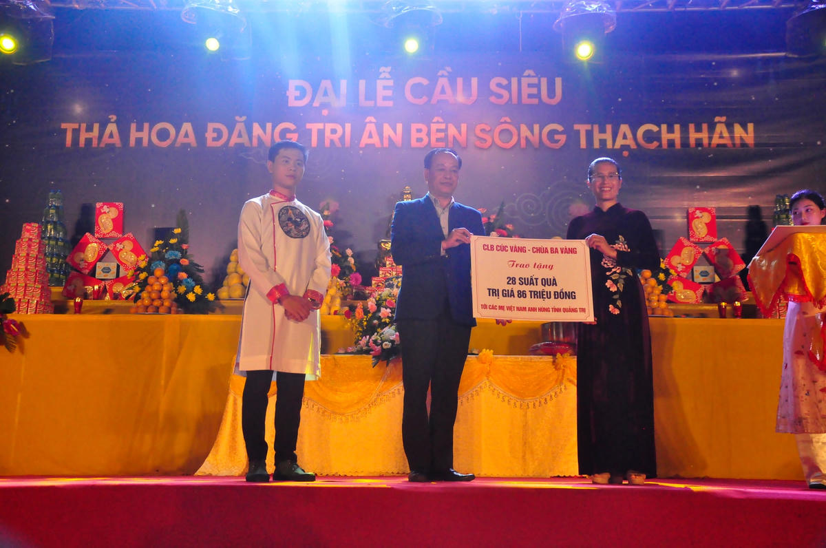 Các phần quà, ủng hộ được trao trong Đại lễ.