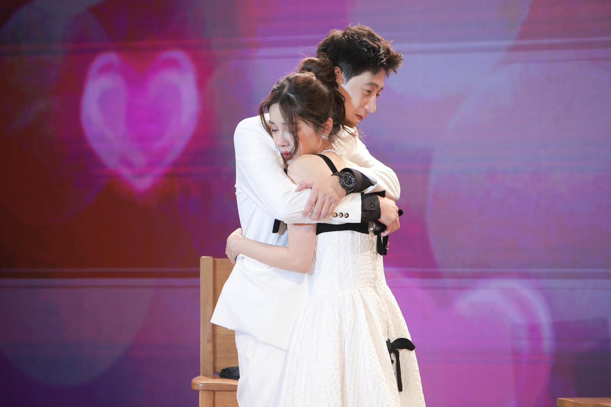 Cả 2 ôm nhau xúc động sau khi Luna nói lời đồng ý. Ảnh: Perfect Universe.