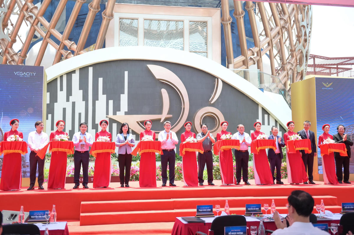 Thủ tướng Phạm Minh Chính cùng các lãnh đạo địa phương thực hiện nghi thức cắt băng khánh thành Nhà hát Đó.