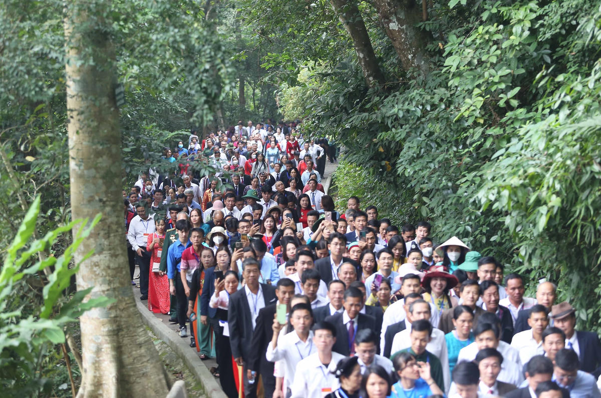 236 đại biểu được tặng Bằng khen của UBTƯ MTTQ Việt Nam tại Hội nghị biểu dương Chủ tịch MTTQ Việt Nam và Trưởng ban Công tác Mặt trận tiêu biểu toàn quốc giai đoạn 2017-2022 vui mừng, phấn khởi khi được về thăm Đền Hùng.