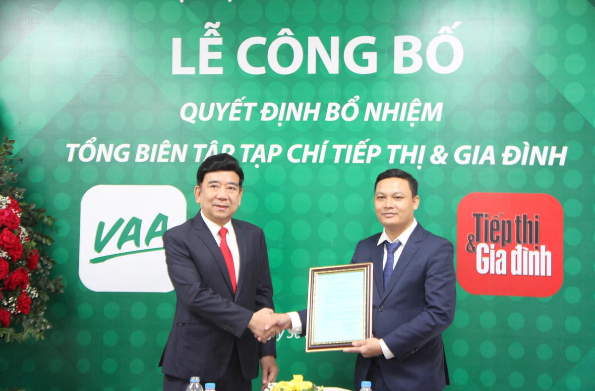 Ông Nguyễn Trường Sơn - Chủ tịch Hiệp hội Quảng cáo Việt Nam trao quyết định bổ nhiệm nhà báo Hoàng Vững làm Tổng Biên tập Tạp chí Tiếp thị và Gia đình.