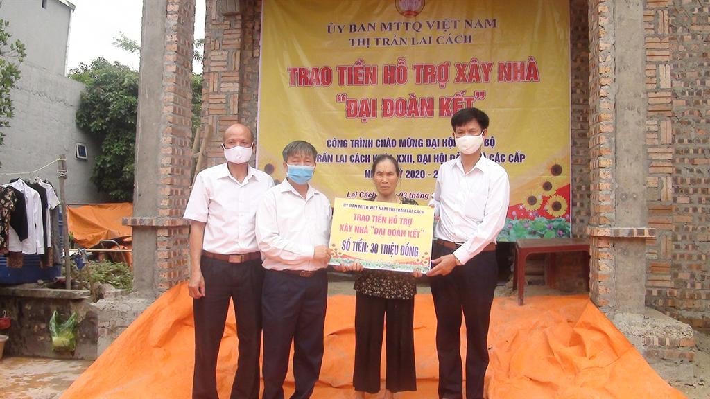 Thị trấn Lai Cách, huyện Cẩm Giàng trao nhà Đại đoàn kết cho người nghèo.  
