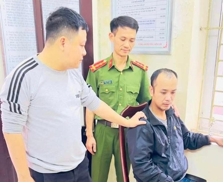 Bắt giữ đối tượng trộm cắp kịp thời. Ảnh: Báo Hà Nội Mới. 