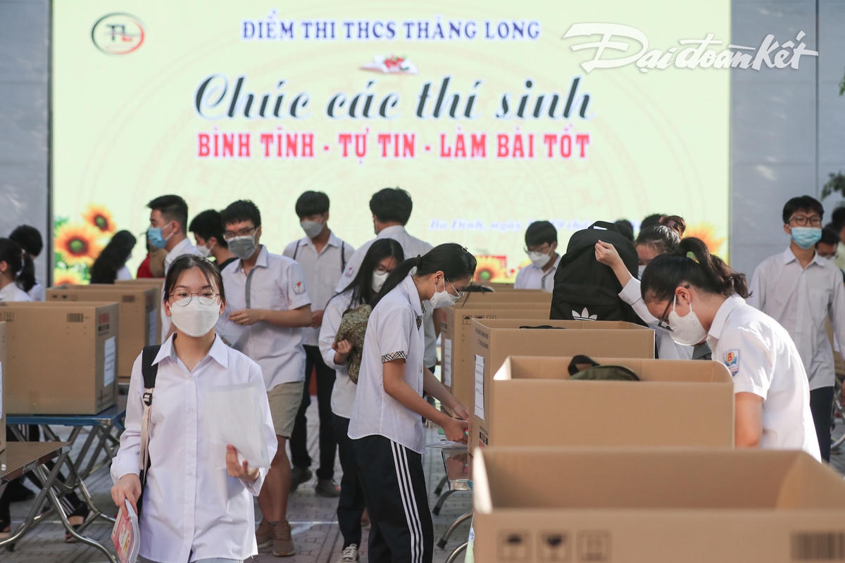 Điểm mới của kỳ thi năm nay là quy định thí sinh phải để đồ dùng cá nhân cách 25 m nhằm tránh gian lận sử dụng thiết bị công nghệ cao.