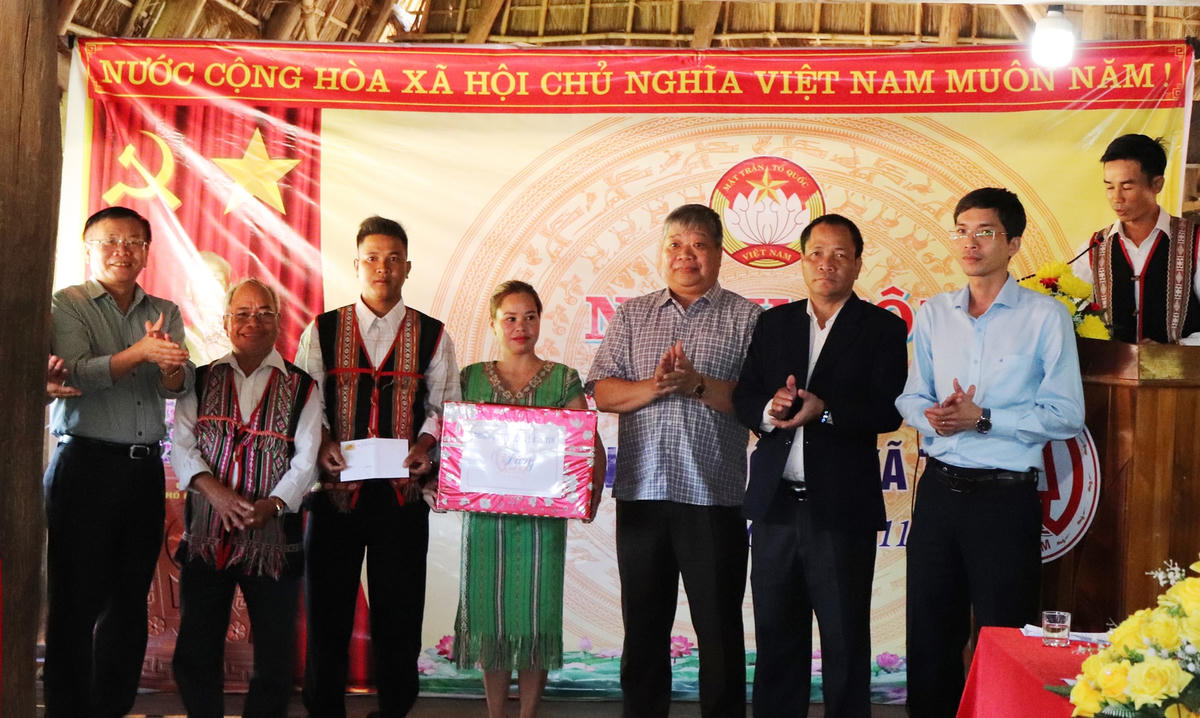Phó Bí thư Tỉnh ủy Nguyễn Văn Hòa, tặng quà và chúc mừng cán bộ, nhân dân thôn Thôn 5, làng Kon Brắp Du, xã Tân Lập, nhân Ngày hội Đại đoàn kết.