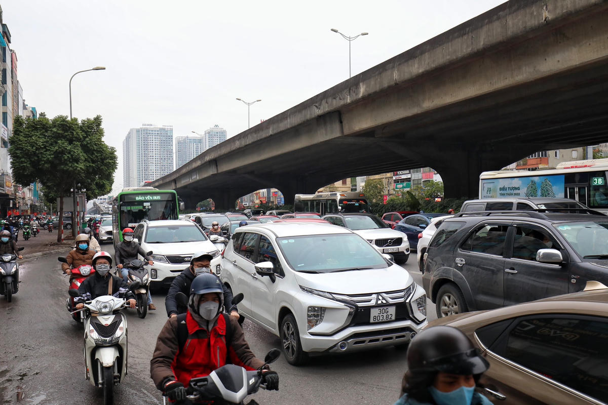 Tuy nhiên, tại tuyến đường Nguyễn Xiển hướng đi Linh Đàm xảy ra tình trạng ùn ứ kéo dài.