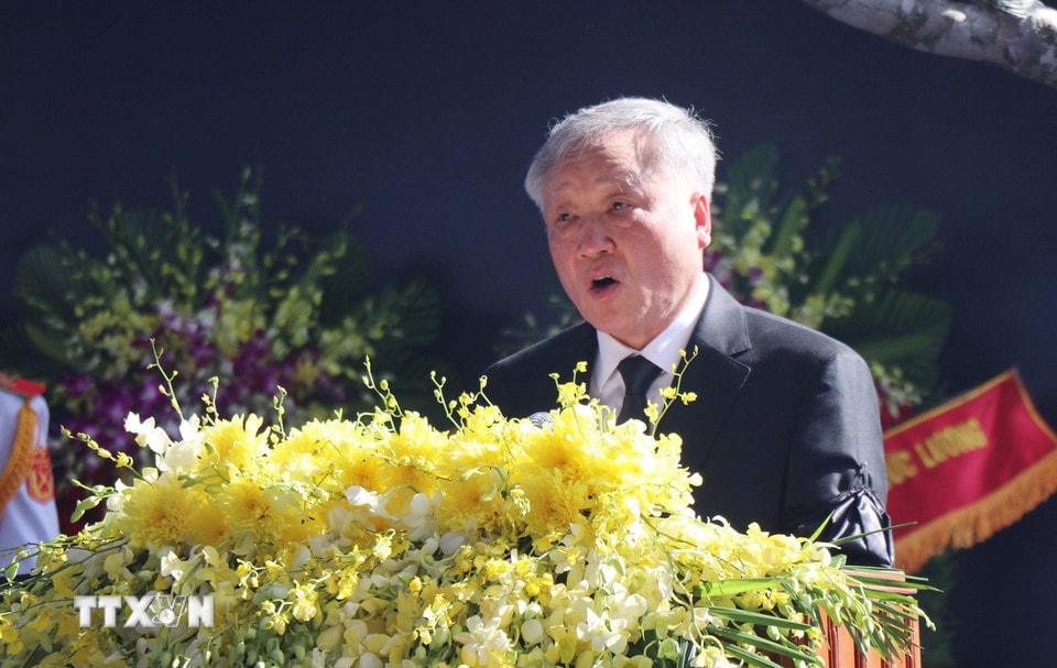 Ủy viên Bộ Chính trị, Phó Thủ tướng Thường trực Chính phủ Nguyễn Hòa Bình đọc lời cảm tạ tại Lễ an táng. (Ảnh: Phạm Cường/TTXVN)