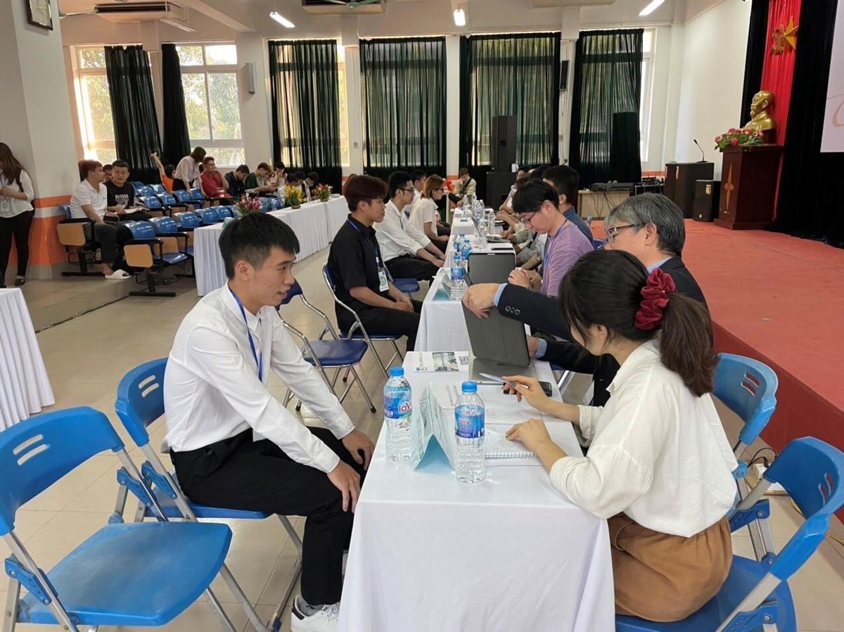 Sinh viên Trường Đại học Đại Nam tham gia phỏng vấn tuyển dụng.