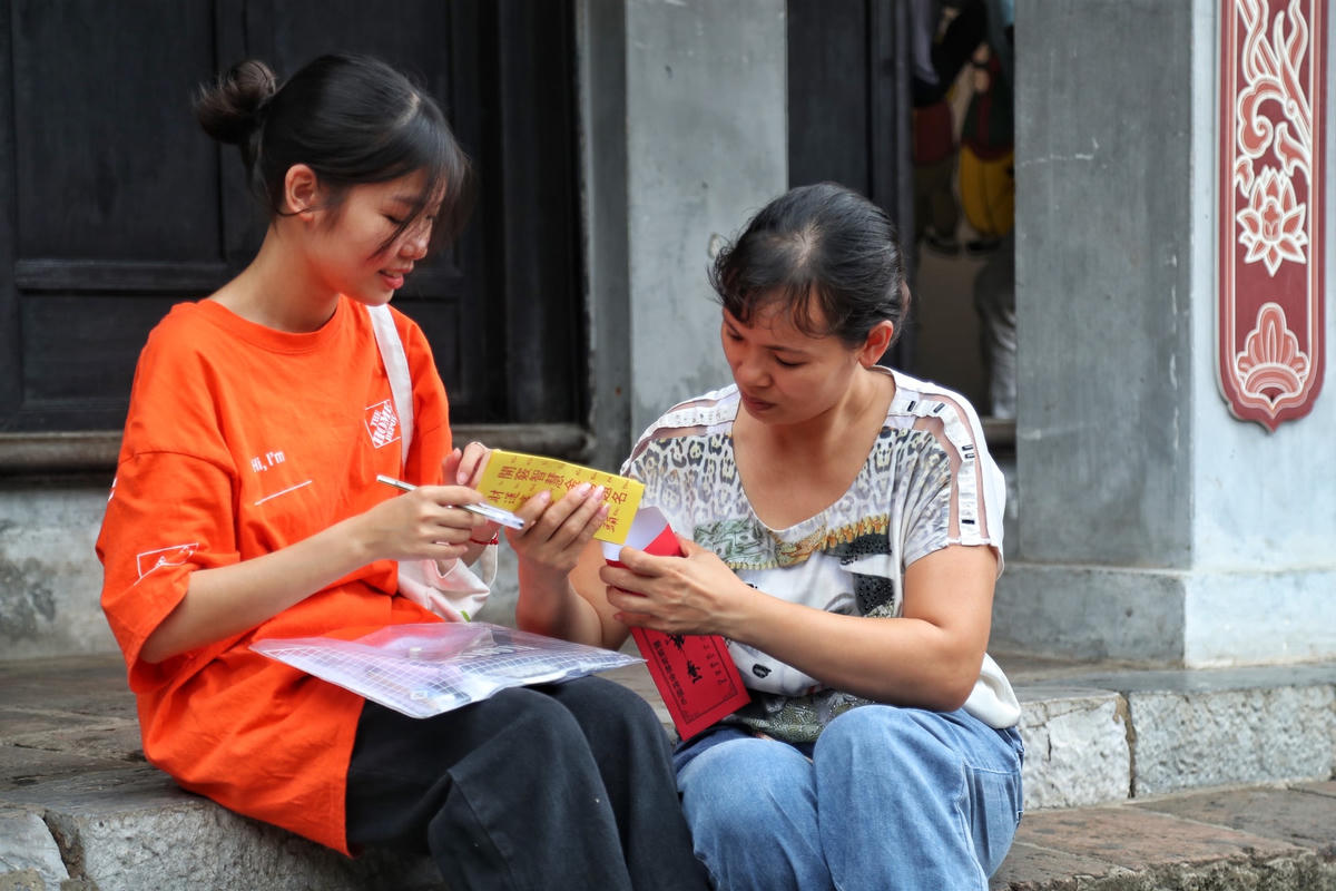 Hàng ngàn sĩ tử dâng sớ cầu may trước kỳ thi tốt nghiệp THPT 2023