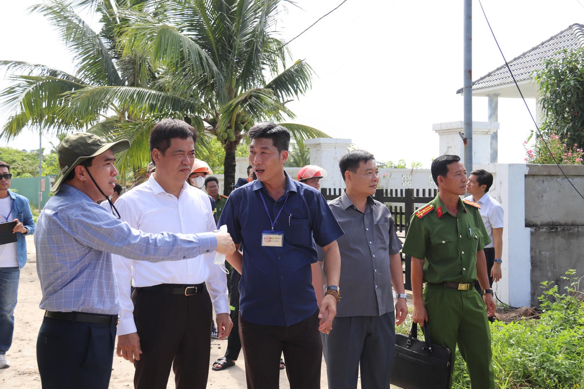 Ông Lê Quốc Anh - Phó Chủ tịch UBND tỉnh Kiên Giang, Tổ trưởng Tổ công tác đặc biệt xử lý vi phạm trên lĩnh vực xây dựng, quản lý đất đai, tài nguyên ở Phú Quốc (áo trắng) trao đổi với lãnh đạo Phú Quốc tại hiện trường cưỡng chế.