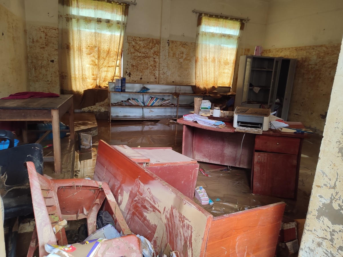 Bàn ghế, sách vở tại trường Tiểu học Châu Hạnh sau lũ dữ.