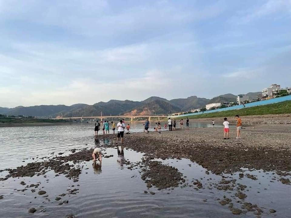 Nhiều người dân TP Hòa Bình thấy lòng sông cạn nên ra giữa lòng sông để trải nghiệm, vui chơi.