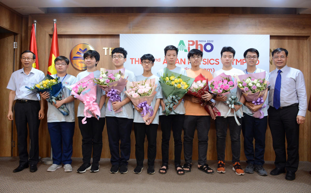 8/8 học sinh Việt Nam đoạt giải tại Olympic Vật lý Châu Á - Thái Bình Dương năm 2022.