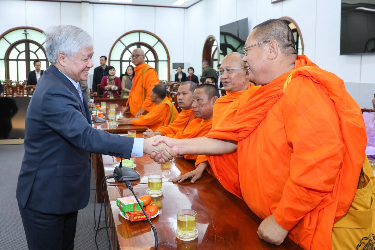 Chủ tịch Đỗ Văn Chiến và các đại biểu người có uy tín tiêu biểu tỉnh Sóc Trăng