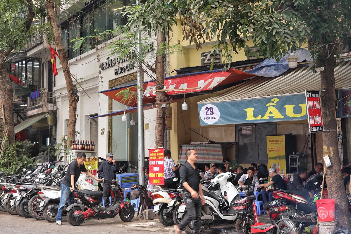 "Tập trung chỉ đạo các phòng, ban, lực lượng chức năng, UBND các phường, xã, thị trấn nghiêm túc triển khai thực hiện; duy trì, tạo lập được nếp sống văn minh đô thị “dành hè phố cho người đi bộ”, Chủ tịch UBND TP Hà Nội Trần Sỹ Thanh nhấn mạnh.