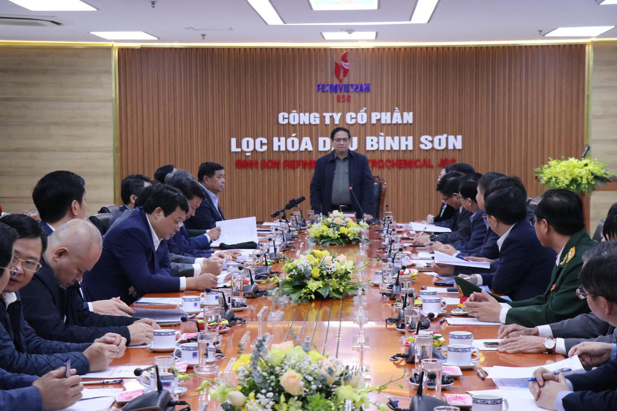 Thủ tướng Chính phủ Phạm Minh Chính làm việc tại Công ty CP Lọc hóa dầu Bình Sơn.  