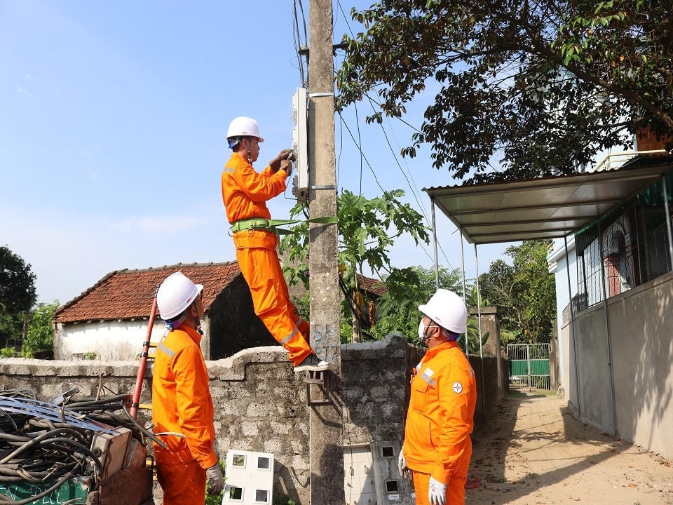 Điện lực TX Cửa Lò (PC Nghệ An)  thực hiện chỉnh trang dây nguồn xuống hộp công tơ, thay dây cầu, bản cực…luôn đảm bảo tính chính xác trong công tác sản xuất kinh doanh dịch vụ khách hàng.