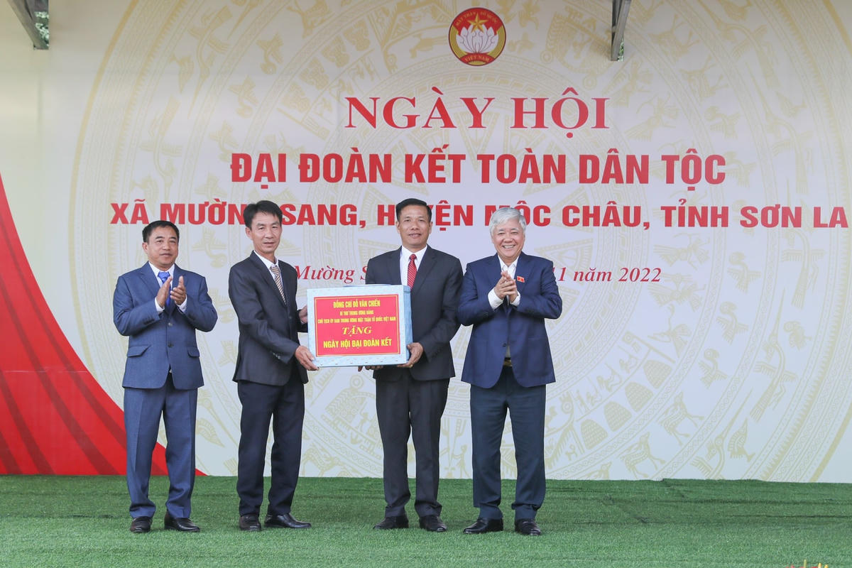 Bí thư Trung ương Đảng, Chủ tịch UBTƯ MTTQ Việt Nam Đỗ Văn Chiến tặng quà cho Ngày hội.