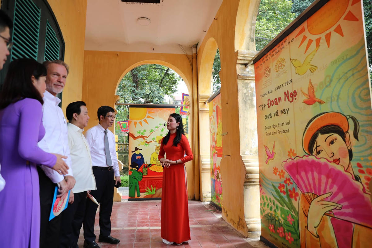 Du khách tham quan...