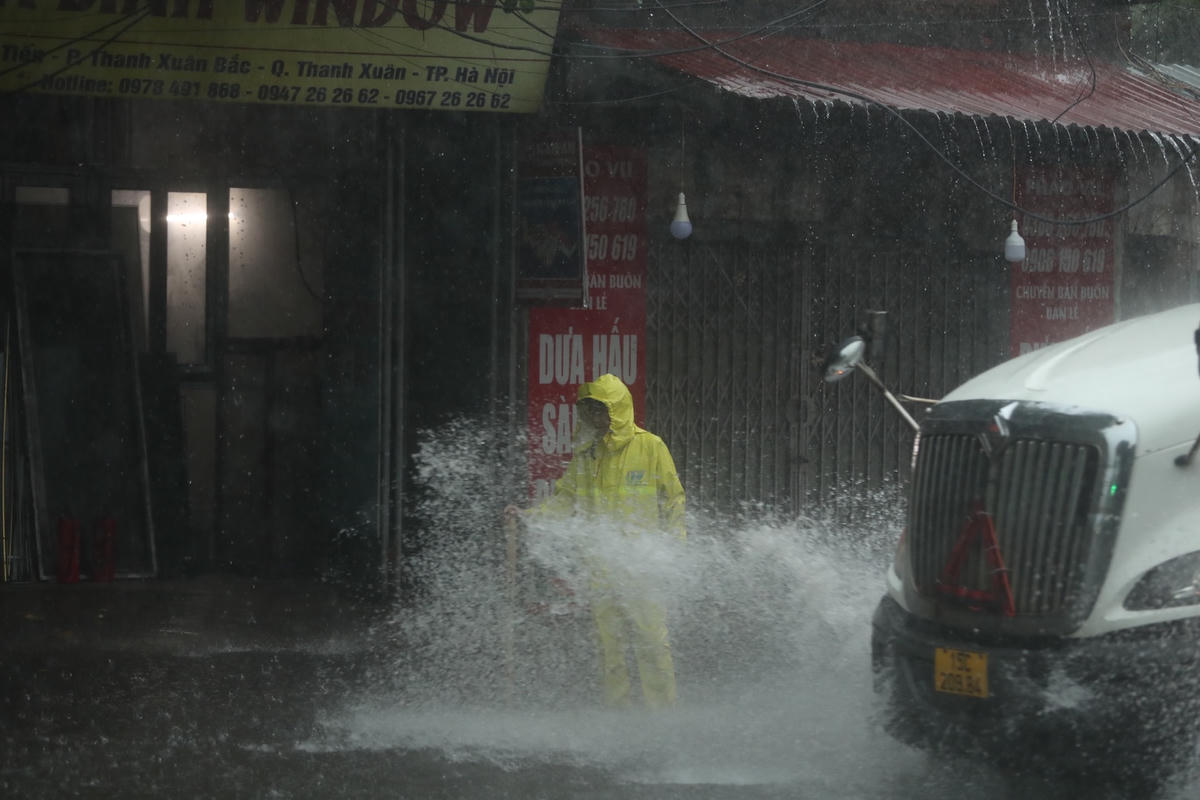 Nước ngập bắn tứ tung khi có xe di chuyển qua.