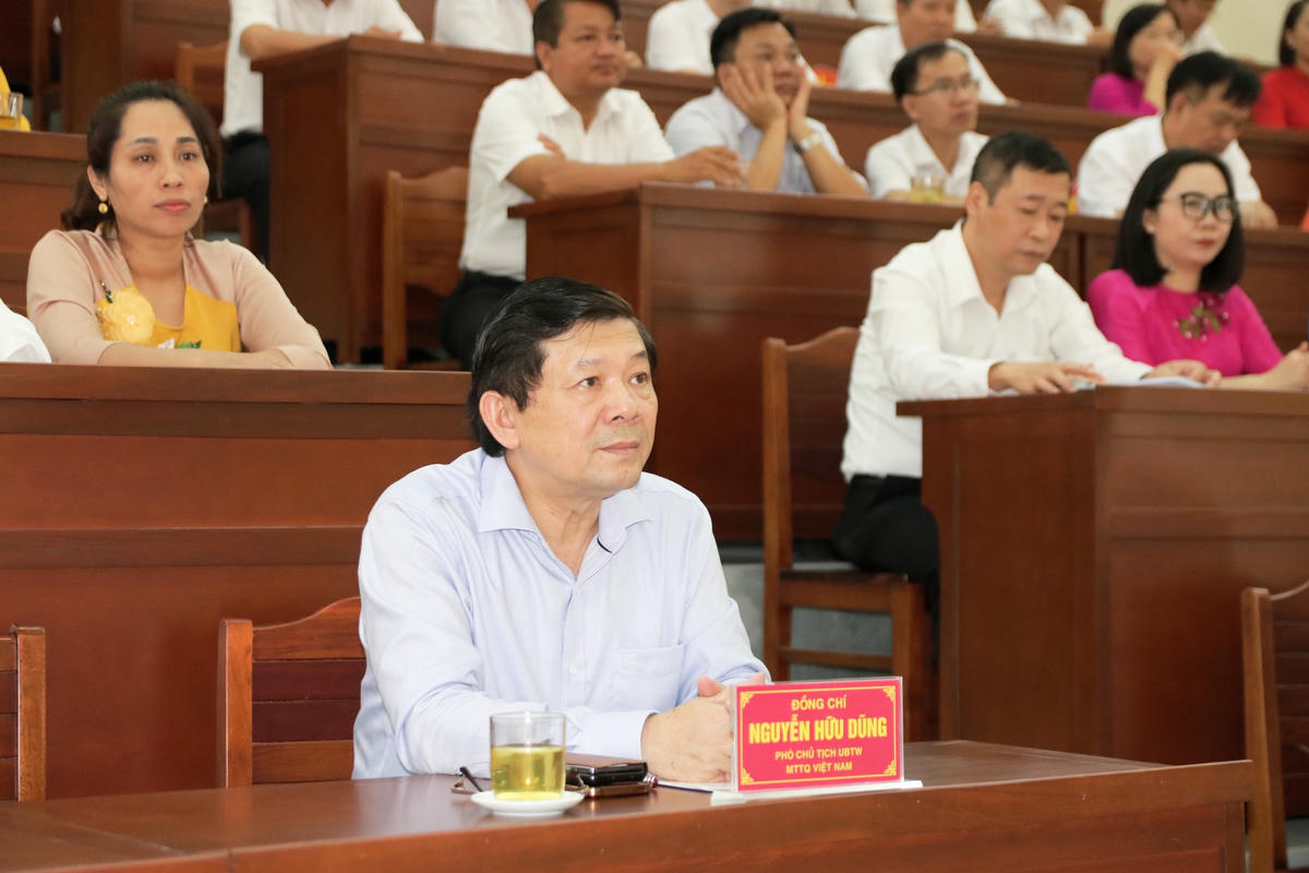 Phó Chủ tịch UBTƯ MTTQ Việt Nam Nguyễn Hữu Dũng tham dự Lễ bế giảng.