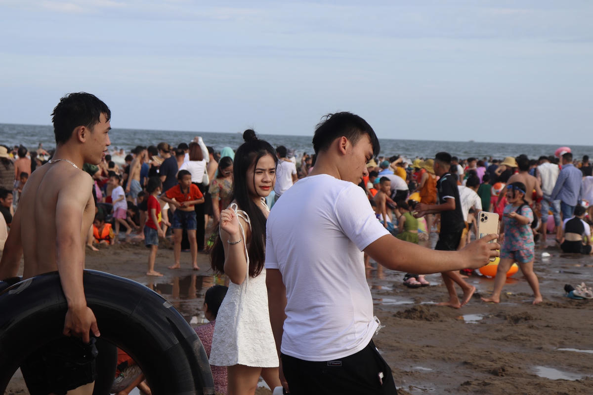 Các bạn nam thường phải đóng vai là những nhiếp ảnh gia bất đắc dĩ khi đi du lịch cùng người yêu.