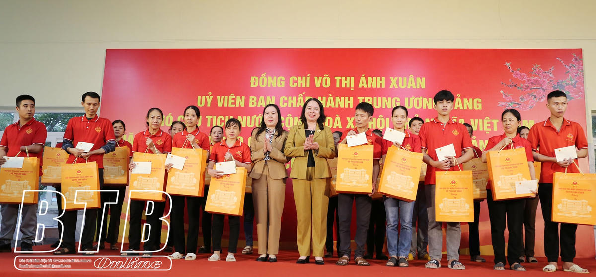 Phó Chủ tịch nước Võ Thị Ánh Xuân cùng lãnh đạo tỉnh tặng quà 20 công nhân có hoàn cảnh khó khăn của Công ty Cổ phần Quốc tế Bảo Hưng.