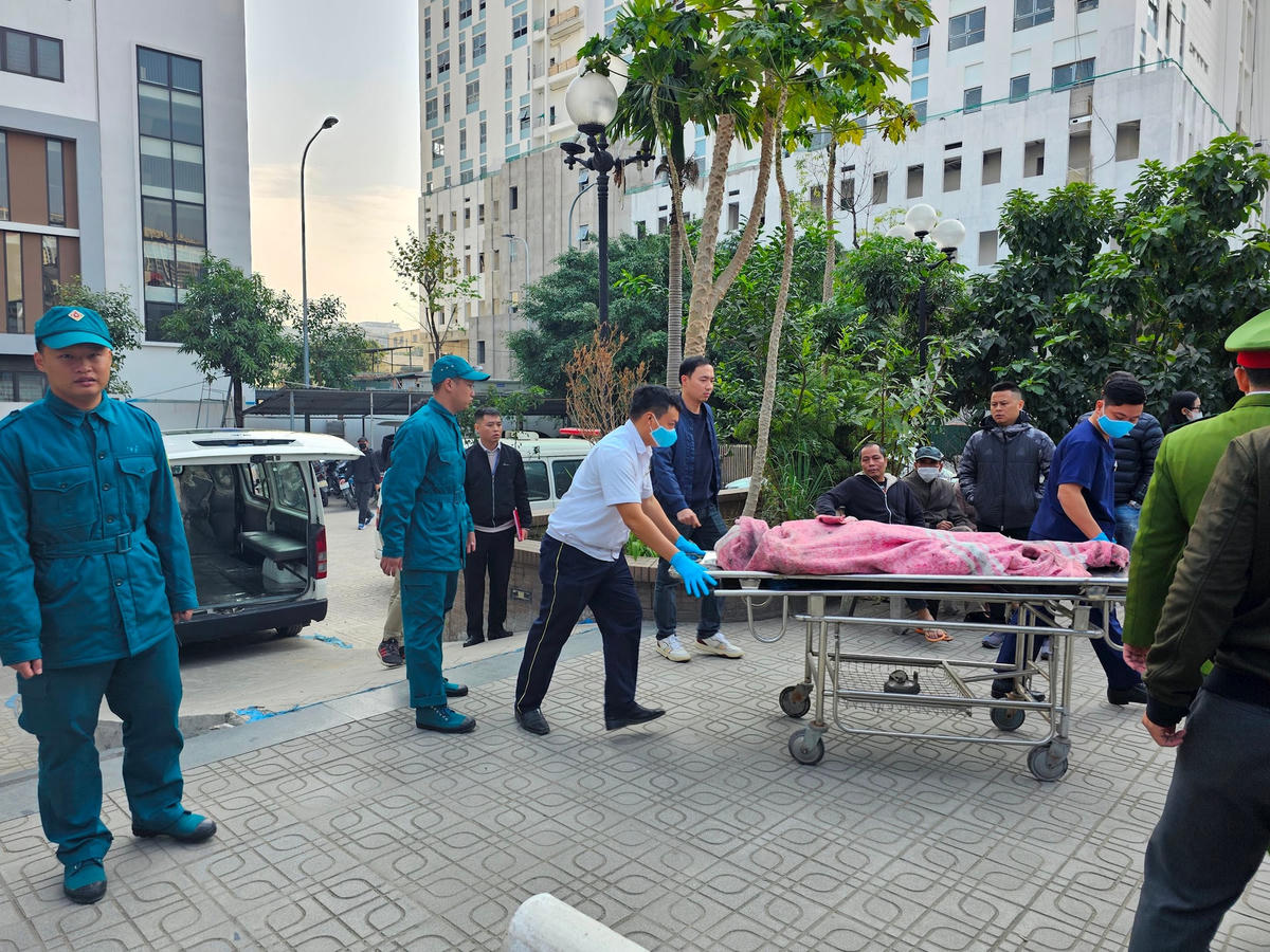 Vụ cháy quán cà phê số 258 Phạm Văn Đồng, phường Cổ Nhuế 2, quận Bắc Từ Liêm vào đêm 18, rạng sáng 19/12 gây hậu quả nghiêm trọng. Theo Công an thành phố Hà Nội, vụ cháy đã khiến 4 người bị thương đang được cấp cứu ở bệnh viện cùng 11 người tử vong.