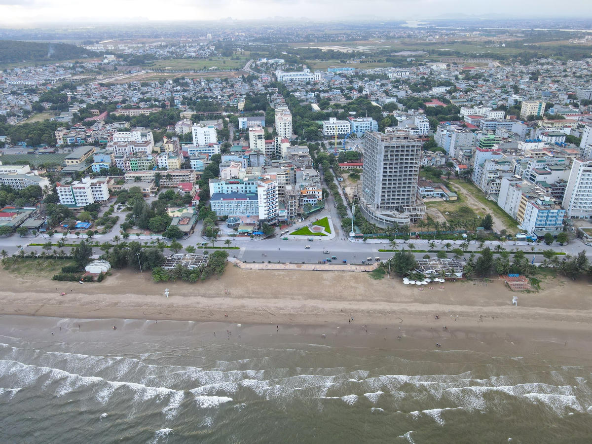 Để hiện thực hóa giấc mơ 'du lịch 4 mùa', TP Sầm Sơn và tỉnh Thanh Hóa đã chú trọng đầu tư cơ sở hạ tầng, mời gọi các tập đoàn, công ty du lịch hàng đầu trong nước về xây dựng các khu vui chơi, giải trí. Cho tới nay, những chuyển biến tích cực đến là khá rõ rệt nhưng để kéo khách vào những ngày đông và đầu xuân thì đó vẫn đang là bài toán khó. 