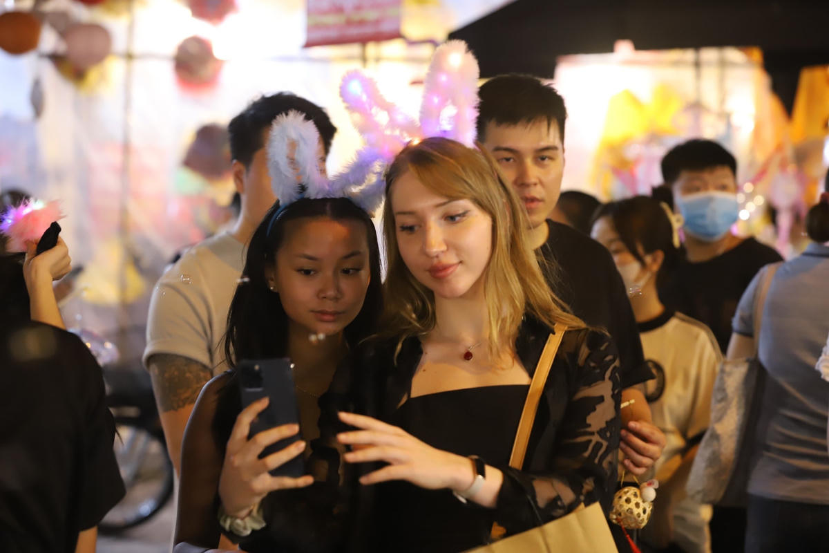 Không khí tại phố Hàng Mã, Hàng Lược… vô cùng nhộn nhịp. 