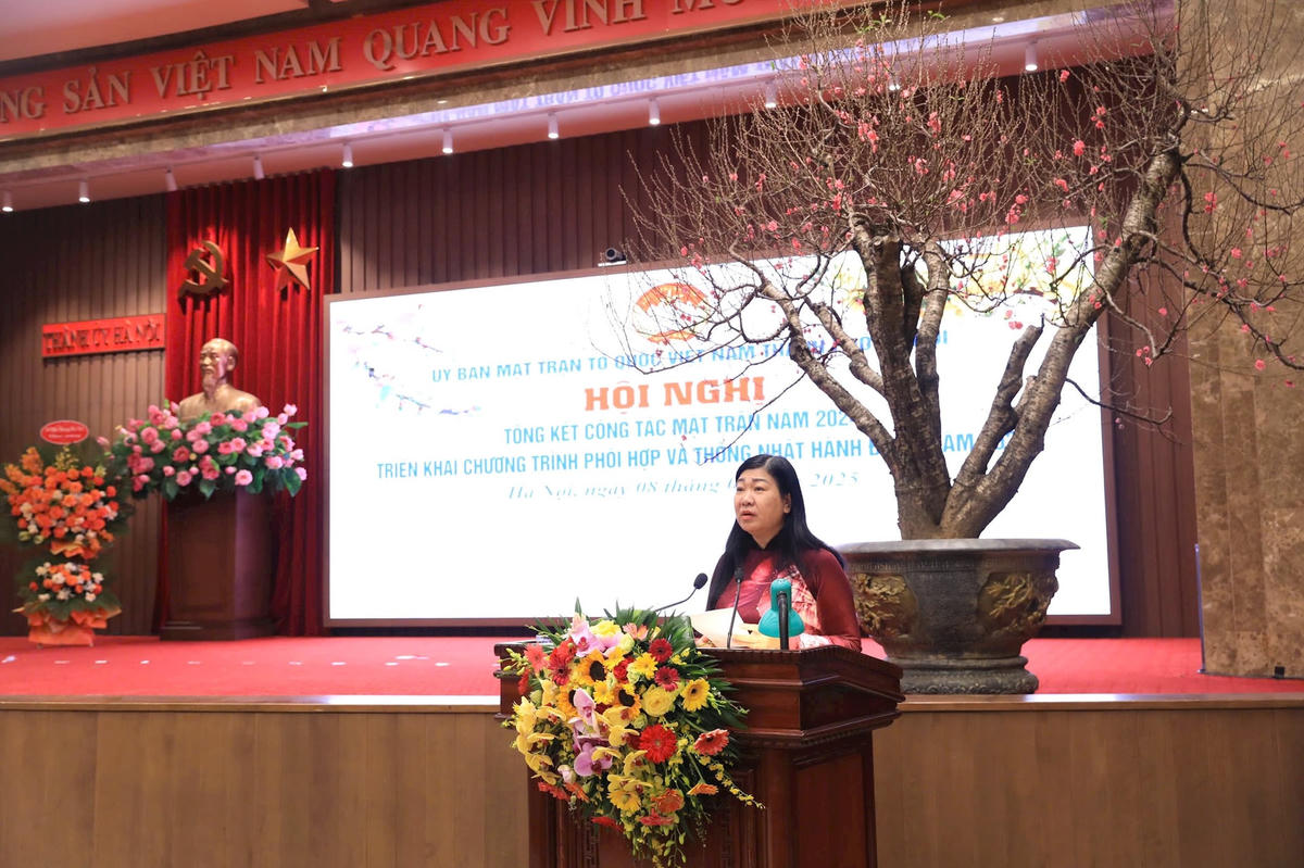 Bà Nguyễn Lan Hương, Chủ tịch Ủy ban MTTQ thành phố Hà Nội phát biểu tại hội nghị.