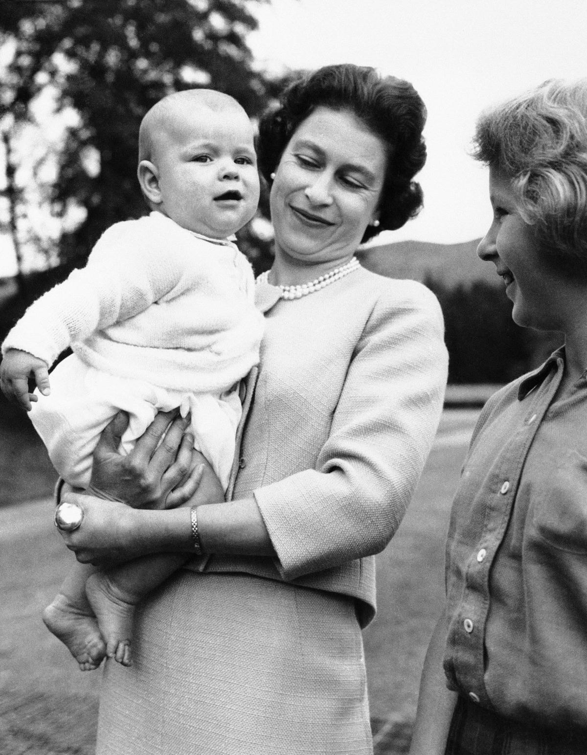 Nữ hoàng Elizabeth II và Hoàng thân Philip có 4 người con, bao gồm Thái tử Charles, Công chúa Anne, Hoàng tử Andrew và Hoàng tử Edward (Ảnh: AP).