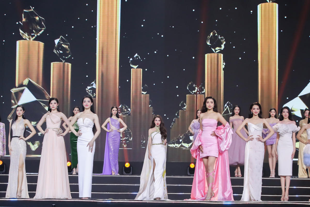 Phần thi trình diễn trang phục thời trang. 