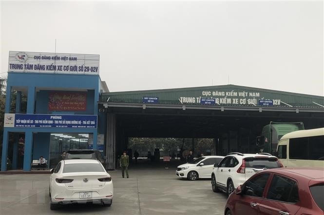 Lực lượng công an khám xét trụ sở làm việc Trung tâm đăng kiểm xe cơ giới 29-02V. Ảnh: TTXVN.