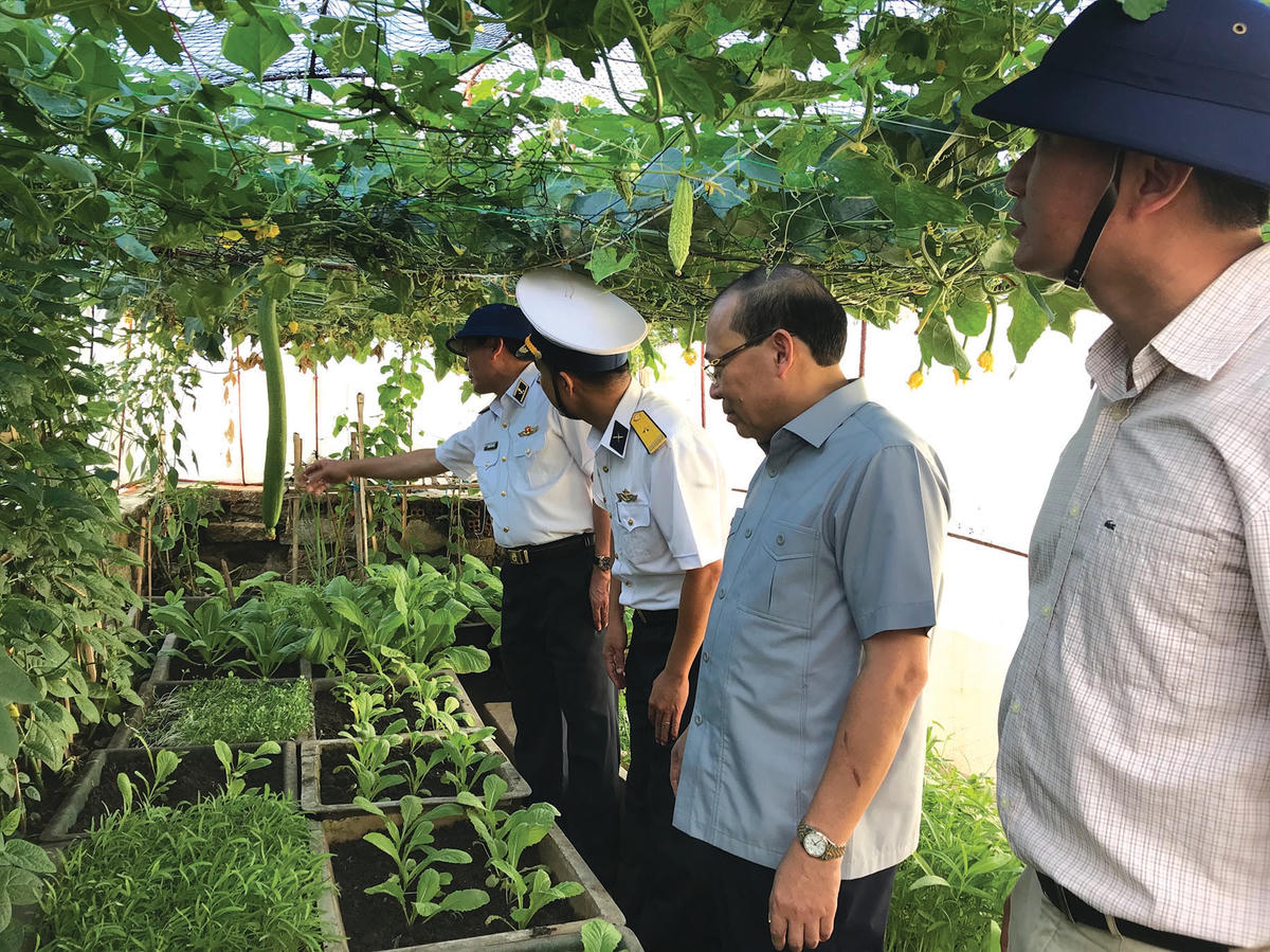 Phó Chủ tịch UBTƯ MTTQ Việt Nam Hoàng Công Thủy thăm khu vườn rau xanh của các chiến sĩ ở đảo An Bang.  