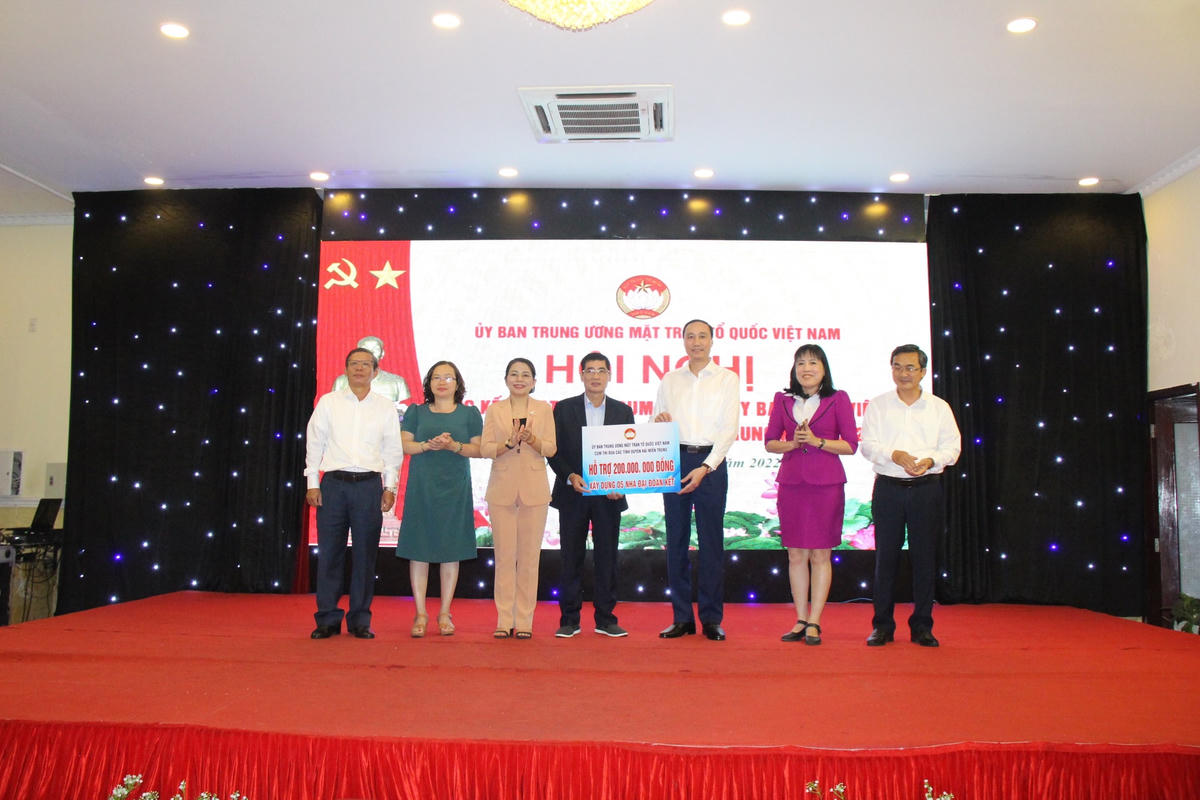 Phó Chủ tịch UBTƯ MTTQ Việt Nam Phùng Khánh Tài, trao bảng tượng trưng 200 triệu đồng cho Uỷ ban MTTQ Việt Nam tỉnh Quảng Ngãi, để xây 5 căn nhà Đại đoàn kết cho hộ nghèo.