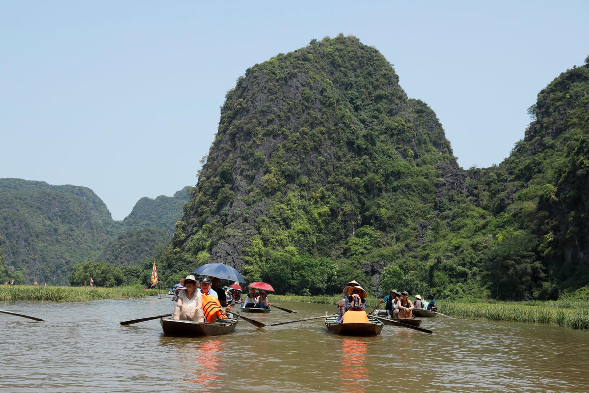 Du khách tham quan khu du lịch Tràng An (Ninh Bình). Ảnh: Quang Vinh.