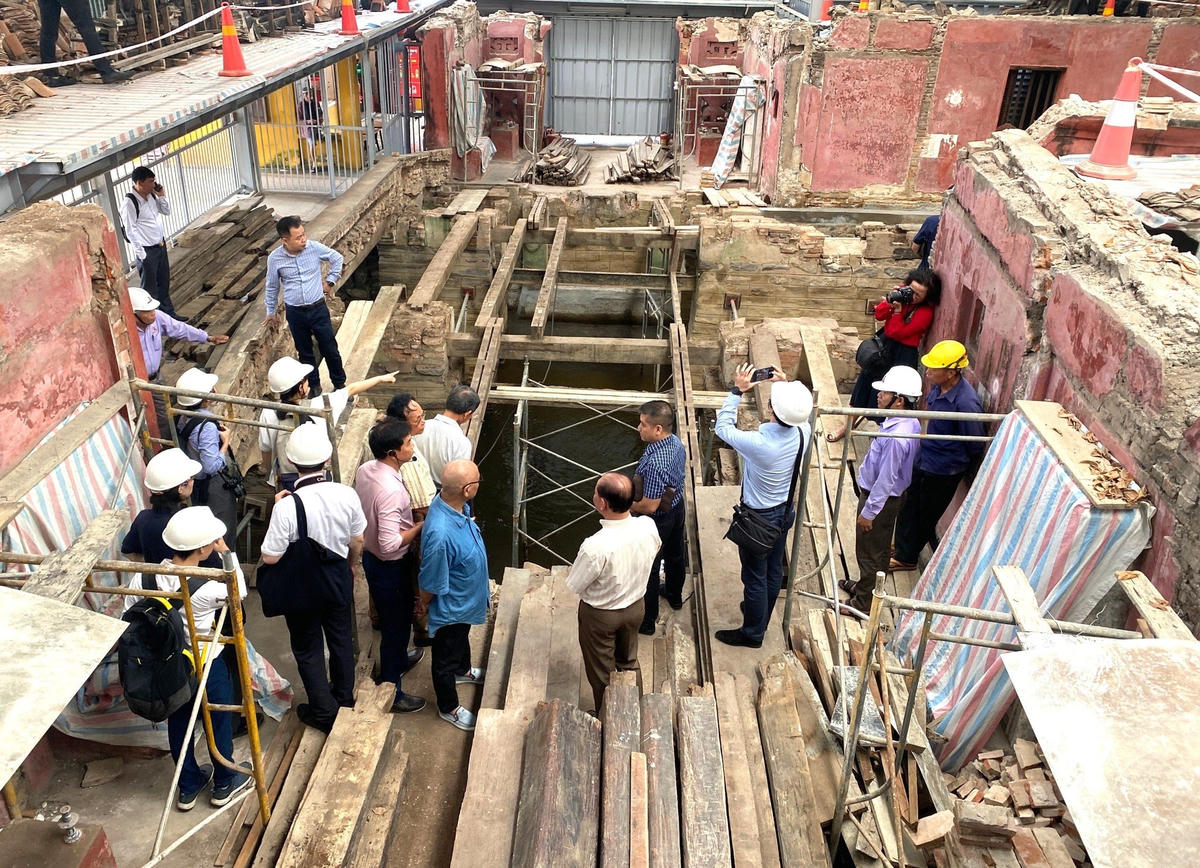 Các chuyên gia khảo sát thực tế sau khi nhiều hạng mục Chùa Cầu được hạ giải.