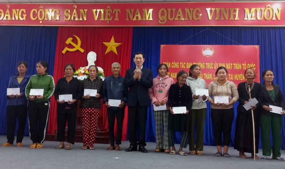 Lãnh đạo Ủy ban MTTQ Việt Nam tỉnh Quảng Ngãi trao tặng quà cho các hộ nghèo.