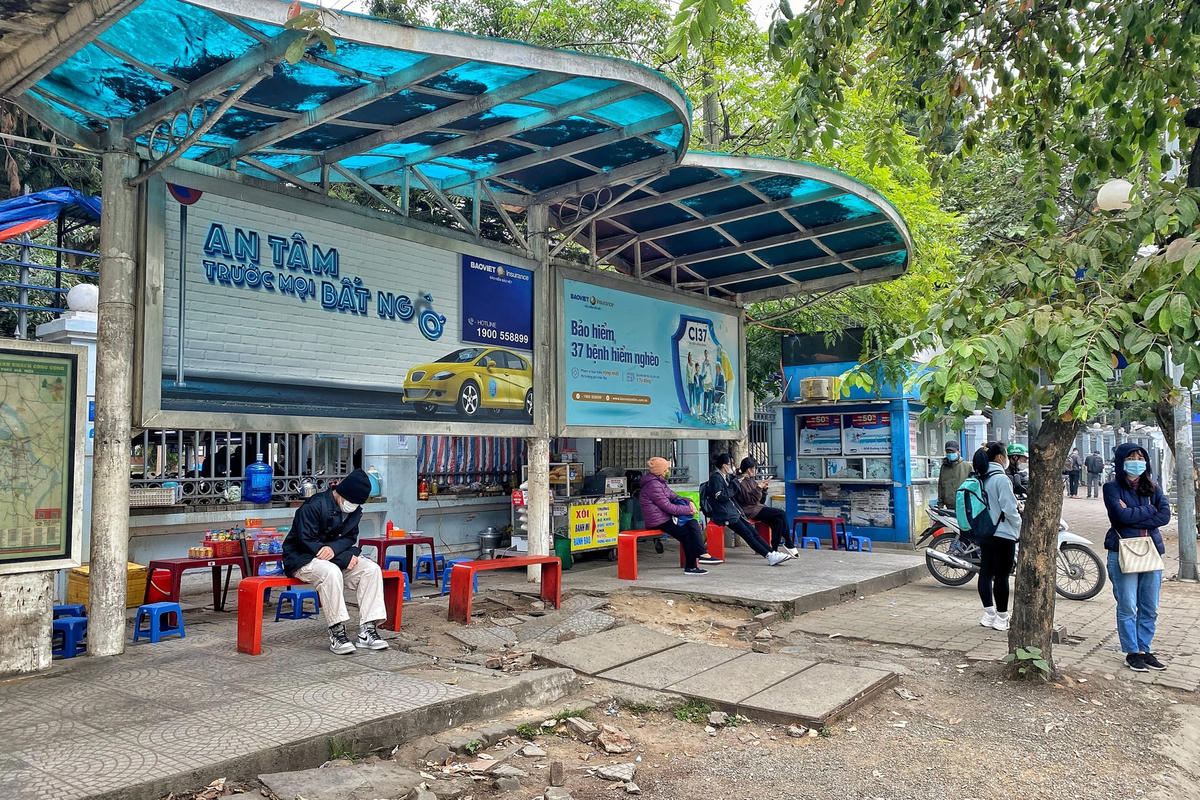 Tại nhà chờ trung chuyển thuộc quận Cầu Giấy, một hàng nước ngang nhiên “mọc” ngay sau nhà chờ gây mất mỹ quan.