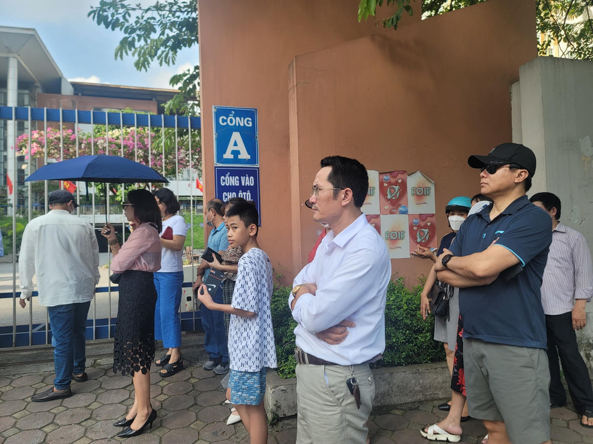 Bên ngoài, càng gần hết thời gian làm bài, phụ huynh càng mong ngóng.