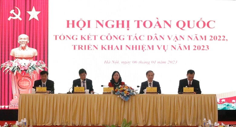 Chủ trì Hội nghị.