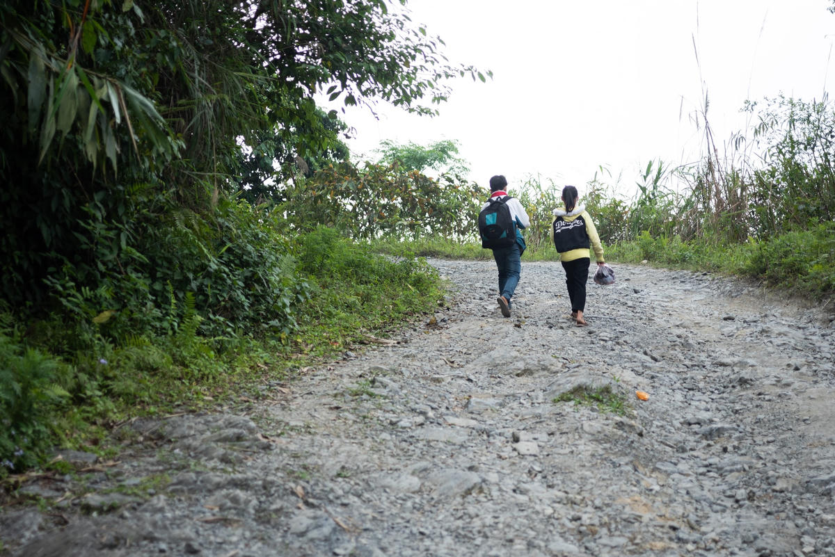 Nhà em Đặng Đức Lương (học sinh lớp 8 trường PTDTBT THCS Xã Quyết Tiến) ở thôn Lùng Mười cách trường hơn 1 tiếng đi bộ. Vì là học sinh theo học hệ bán trú của xã, nên thời gian của em hầu hết dành cho các hoạt động ở trên trường. Đến mỗi chiều thứ 7, em cùng Châm- em gái cũng theo học cùng trường, đi bộ về nhà trên con đường gập ghềnh sỏi đá.