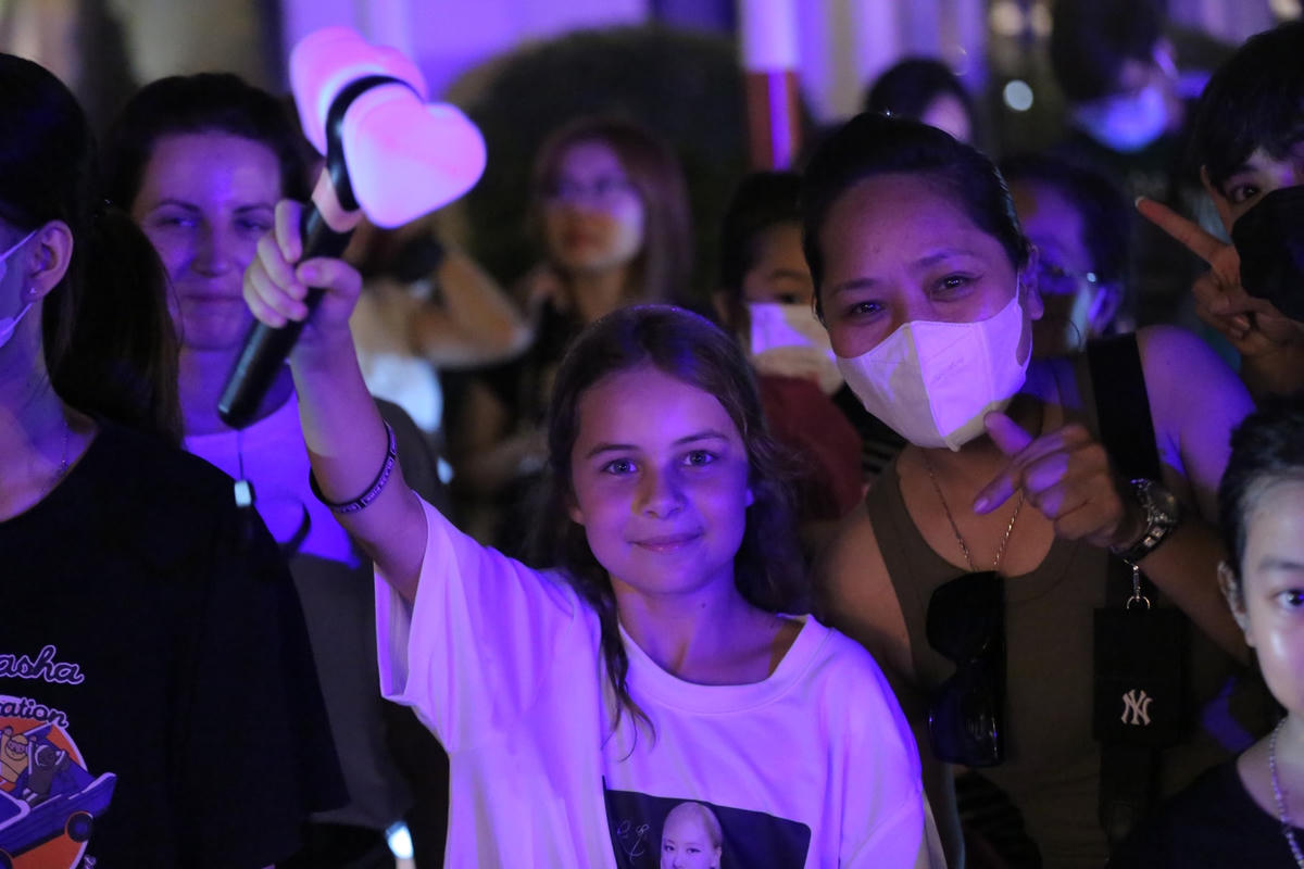 Bạn nhỏ người nước ngoài cũng chờ đón thần tượng.