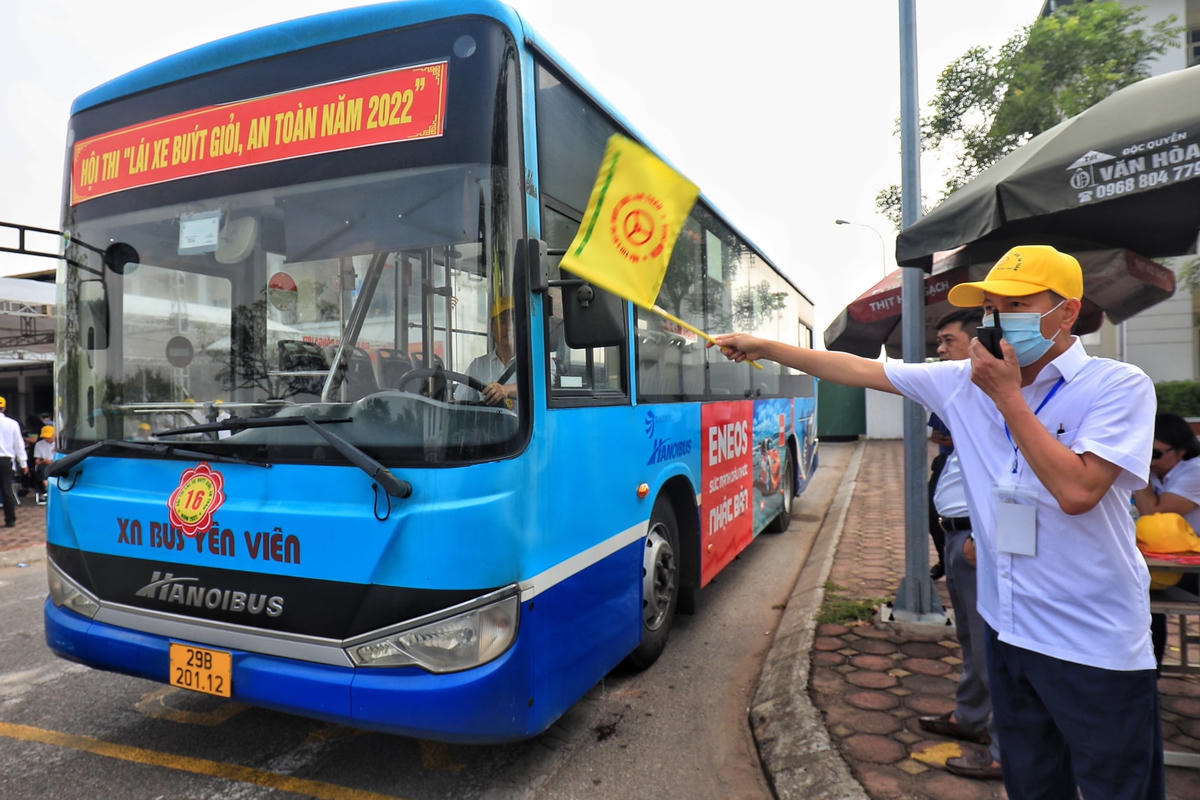 Sau khi thi phần lý thuyết, các tài xế bắt đầu thi thực hành. Ngay sau khi có hiệu lệnh xuất phát các lái xe phải vượt qua vô vàn thử thách.